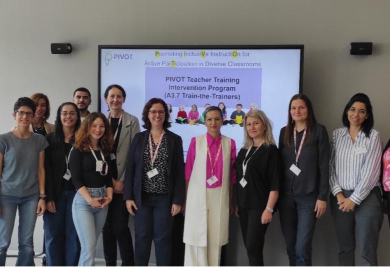 PIVOT Projektteam und Lehrpersonen aus Österreich, Zypern, Griechenland und Rumänien beim Workshop Train-the-Trainers im Juli in Innsbruck mit Vizerektorin Margit Raich (rechts im Bild)