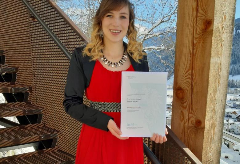 Bettina Bodner mit dem Würdigungspreis des BMBWF