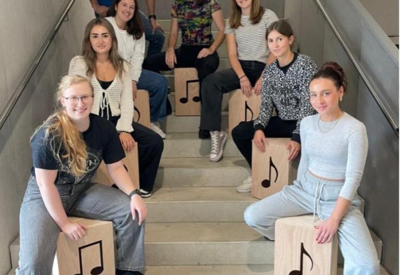 Stolz auf ihre fertigen Musikinstrumente