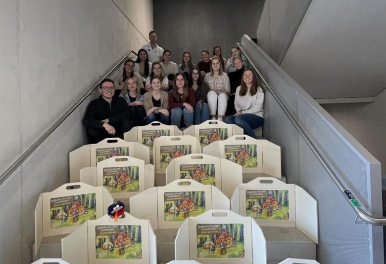 Die Gruppe PP4A mit ihren selbstgebauten Kamishibais