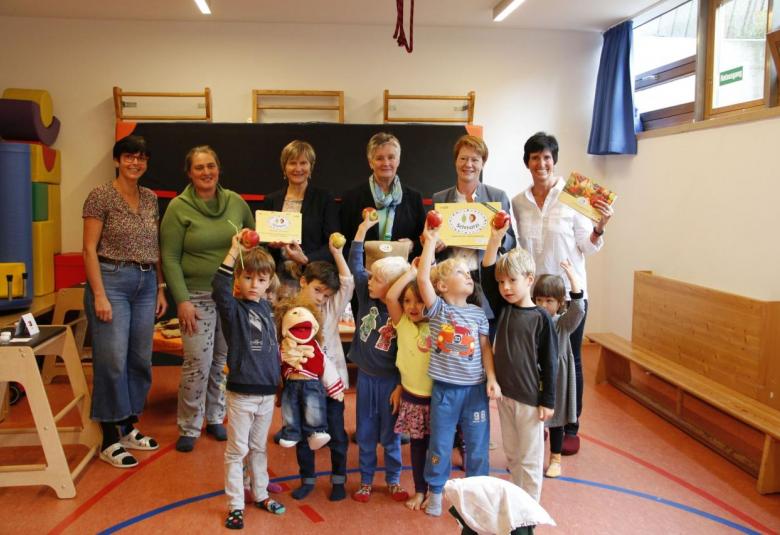 Christa Kramer (Leiterin Kindervilla Kravogl), Seminarbäuerin Monika Greier, Evelyn Darmann (GF Ländliches Fortbildungsinstitut), Resi Schiffmann (ehem. LFI-Obfrau), Christine Lintner (LFI Obfrau) und Daniela Klinger (PHT) mit den Kindern, die bei der Schmatzi-Sinnesreise dabei waren.