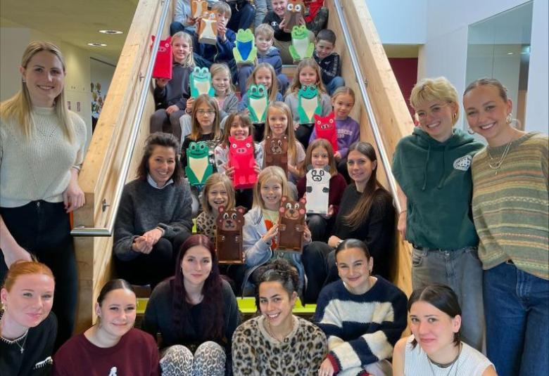 Die Studierenden der PHT mit den Kindern der Volksschule Mils.