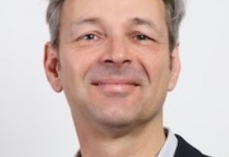 Das Bild zeigt den Vortragenden