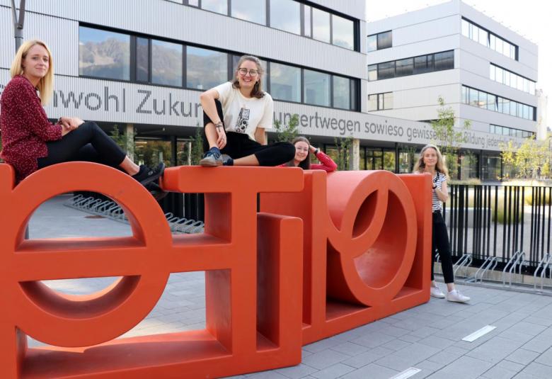 Expert:in für neue Medien