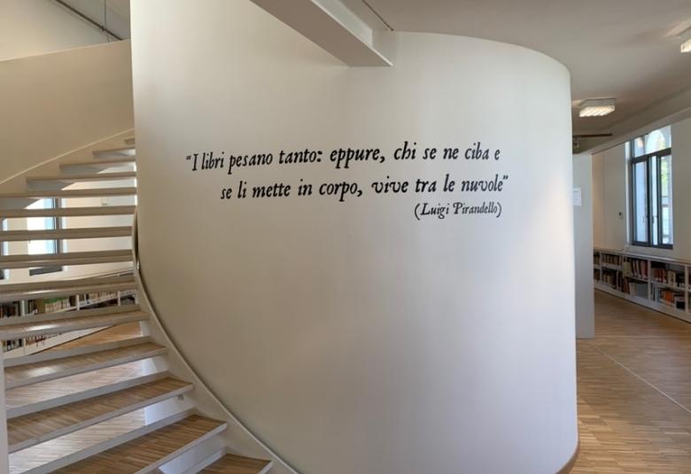 I libri pesano tanto: eppure, chi se ne ciba e se li mette in corpo, vive tra le nurvole