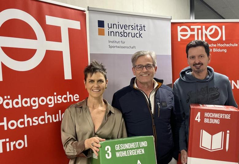 Das Team im Forschungsbereich Sport-Pädagogik und -Didaktik im Verbund Lehrer*innenbildung West mit HS-Prof. Dr. Katharina Wirnitzer von der Pädagogischen Hochschule Tirol (links) und Dr. Werner Kirschner (Mitte) sowie Assoz. Prof. Dr. Gerhard Ruedl (rechts) vom Institut für Sportwissenschaft der Universität Innsbruck.
