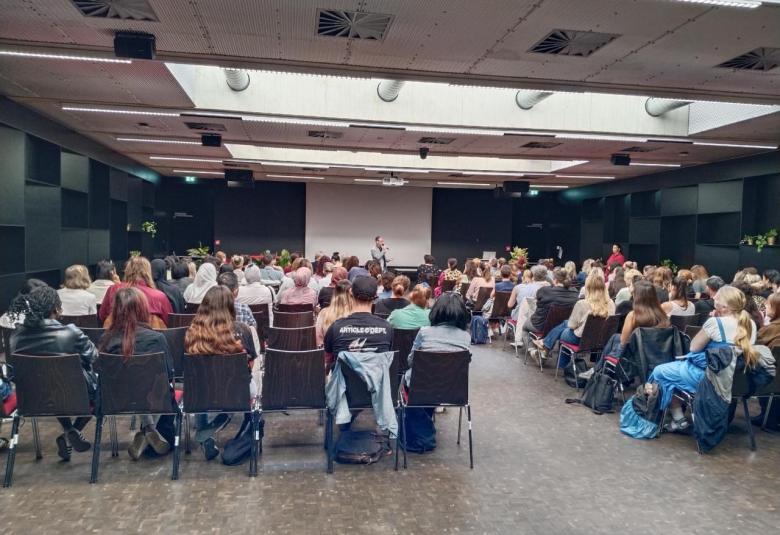 Saalbild mit Teilnehmer:innen