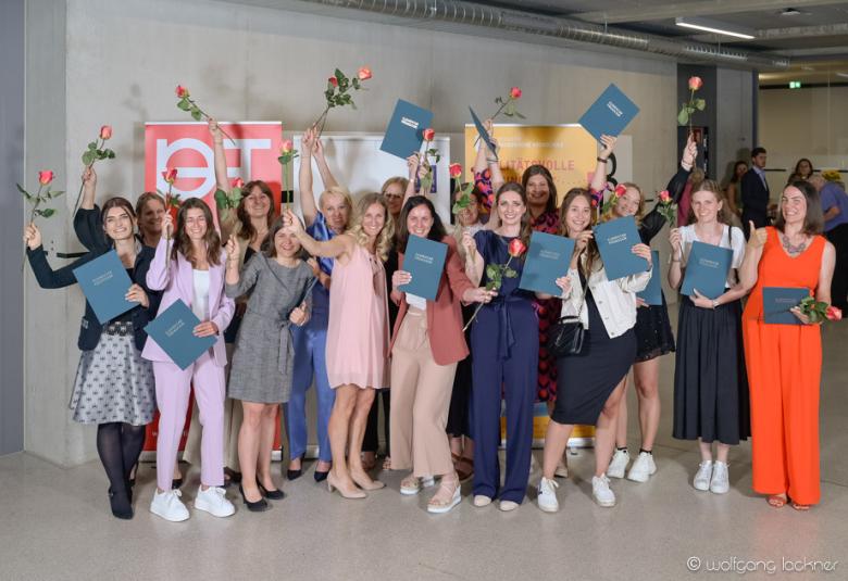Die Absolvent:innen freuen sich über ihre Erfolge.