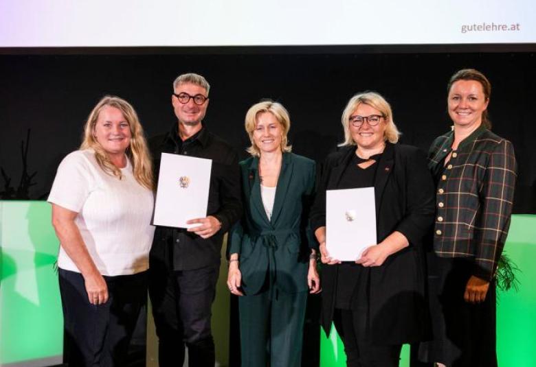 Die Preisverleihung fand im feierlichen Rahmen an der Akademie der Wissenschaften in Wien statt. V.l.n.r.: Institutsleiterin Ingrid Hotarek, Preisträger Patrick Pallhuber, PH Tirol-Rektorin Regine Mathies, Preisträgerin Gerlinde Schwabl und Barbara Paesold.