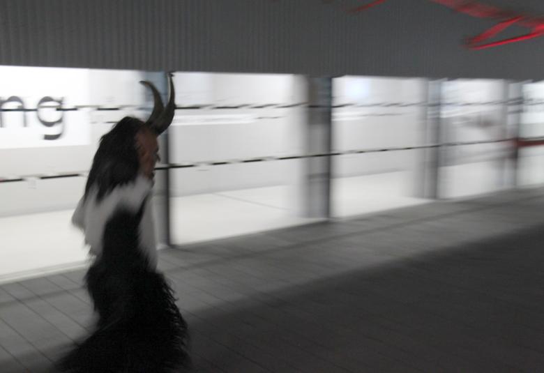 Krampus vor den PHT-Gebäude