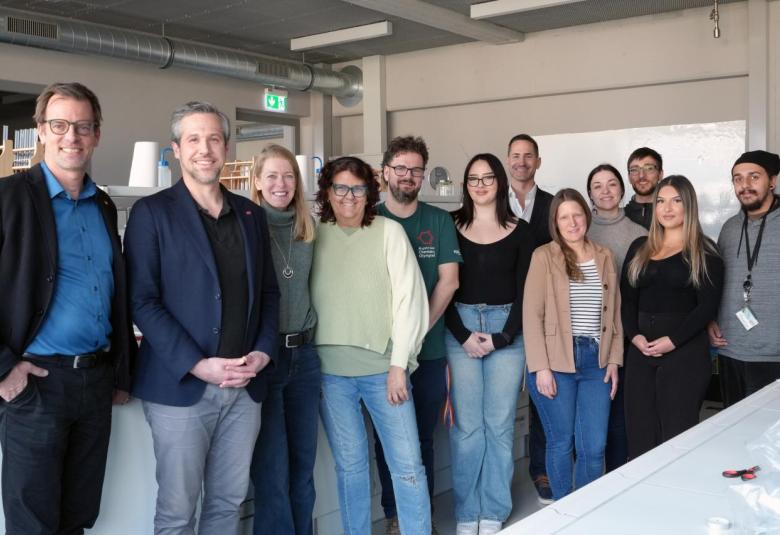 Eine Gruppe „Chemfluencer“ besuchte Anfang Februar 2026 die PH Tirol zu einer Fortbildung, im Bild mit Vizerektor Gregor Örley, Institutsleiter Claus Oberhauser, Dorothea Pritz (Fachverband Chemische Industrie) und Regina Knitel.