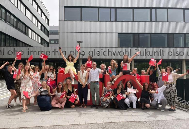 Die 25 stolzen Elementarpädagog:innen aus Tirol, drei davon aus Vorarlberg, schlossen Ende Juni ihre Ausbildung ab. Sie können sich ab Sommer 2025 mit einem neuen Bachelorstudium weiter professionalisieren und einen akademischen Abschluss erwerben. 