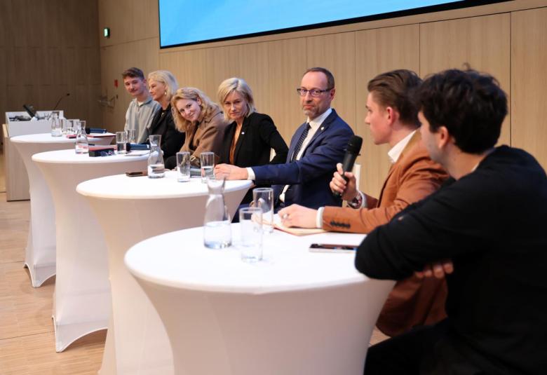Über Wissenschaftsfreiheit, Demokratie und die Rolle der Hochschulen diskutierten PH Tirol-Rektorin Regine Mathies, Uni-Rektorin Veronika Sexl, FH-Kufstein-Rektor Mario Döller sowie Studierendenvertrerter:innen mit Wissenschaftsministerin Eva-Maria Holzleitner.   