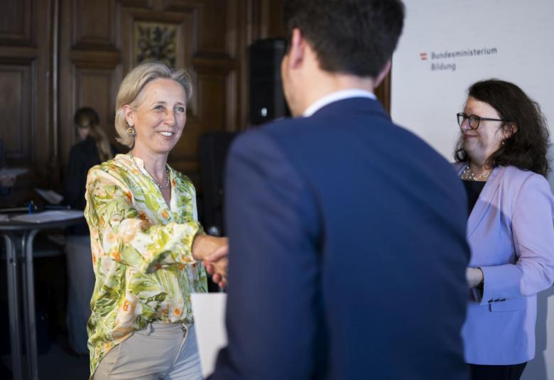 Cornelia Walder, Direktorin der Praxisvolksschule nahm das Lesegütesiegel in einer feierlichen Zeremonie im Festsaal des BMB entgegen.