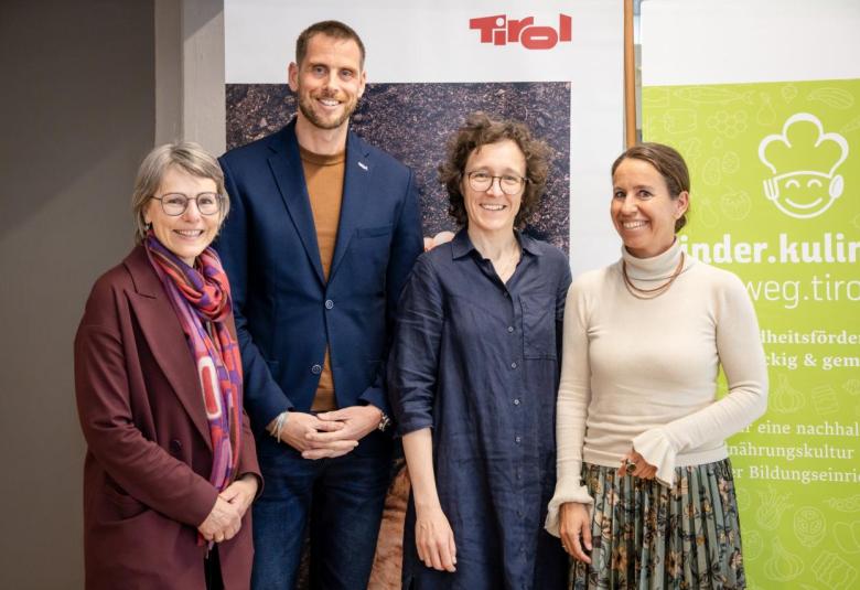 Der Fachdialog des kinder.kulinarik.weg.tirol wurde von der PH Tirol gemeinsam mit der Agrarmarketing Tirol organisiert. V.l.n.r. Gabriele Bogner-Steiner (PH Tirol), Matthias Pöschl (Geschäftsführer, Agrarmarketing Tirol), Ute Ammering (Agrarmarketing Tirol), Vizerektorin für Forschung und Entwicklung Cathrin Reisenauer (PH Tirol).