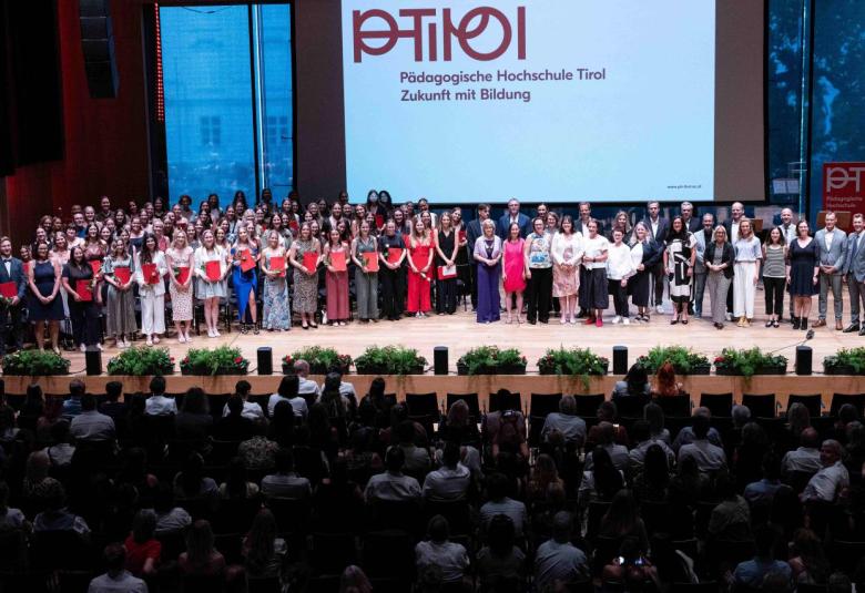 Rund 80 Junglehrer:innen und Elementarpädagog:innen wurden feierlich graduiert.