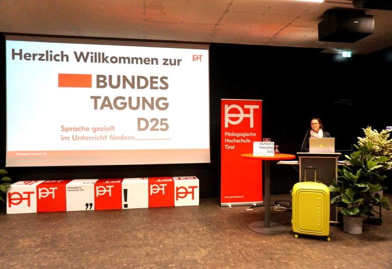Rund 150 Teilnehmer:innen waren für die Tagung nach Innsbruck an die PH Tirol gekommen: Lehrer:innen, Schulleiter:innen, Mitarbeitende von (Pädagogischen) Hochschulen, von Bildungsdirektionen und Verbänden, Studierende des Lehramtsstudiums Primarstufe wie auch fachverwandter Studiengänge, beispielsweise der Elementarpädagogik oder der Lehramtsstudien in der Sekundarstufe, und alle am Thema Interessierten aus Tirol und dem gesamten deutschsprachigen Raum. 
