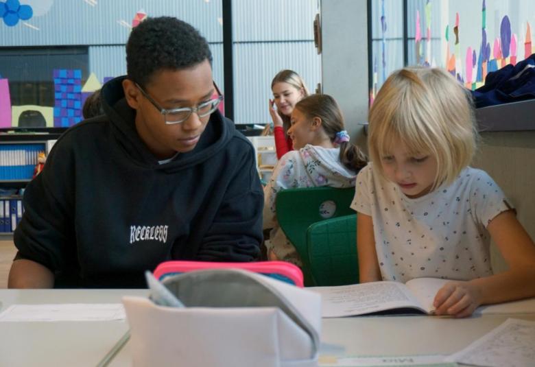 Ein Schüler der Mittelschule begleitete eine Volksschülerin im Unterricht.