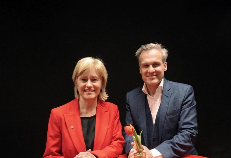 Die Rektorin der PH Tirol Regine Mathies mit ORF-Journalist Tarek Leitner.