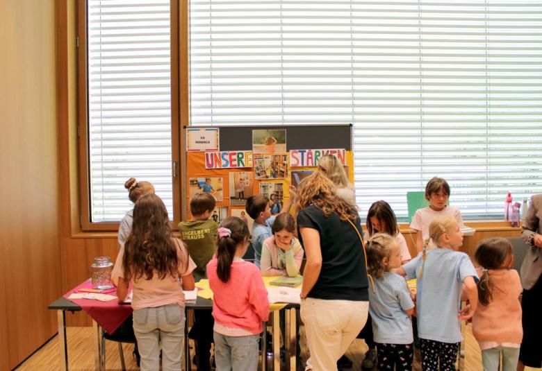 Jede Schule präsentierte ihre Arbeiten und Lernprodukte aus dem Programm „Jedes Kind stärken“ mit einem eigenen Stand. 