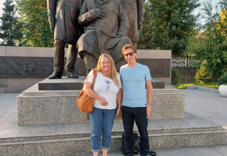 Ingrid Hotarek und Mario Vötsch vor dem Abai-Denkmal