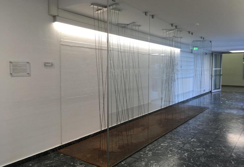 Die Kunstinstallation „Marionettentheater“ am Innsbrucker Landesgericht ist eines der über hundert Erinnerungszeichen, die im Rahmen von DERLA dokumentiert wurden. 