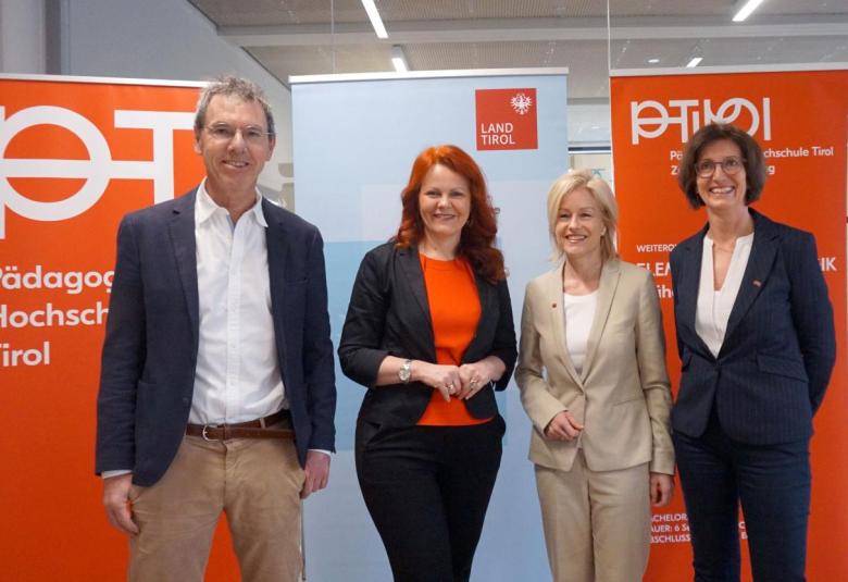 Bei einer gemeinsamen Pressekonferenz präsentierten LRin Hagele, Rektorin Regine Mathies, Institutsleiterin Daniela Klingler und Hochschulprofessor Bernhard Koch die News rund um die Aus-, Fort- und Weiterbildung in der Elementarpädagogik.