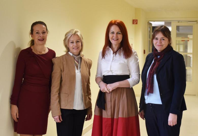 Rektorin Regine Mathies, Vizerektorin Margit Raich und Vizerektorin Irmgard Plattner beim Antrittsbesuch mit LR Hagele