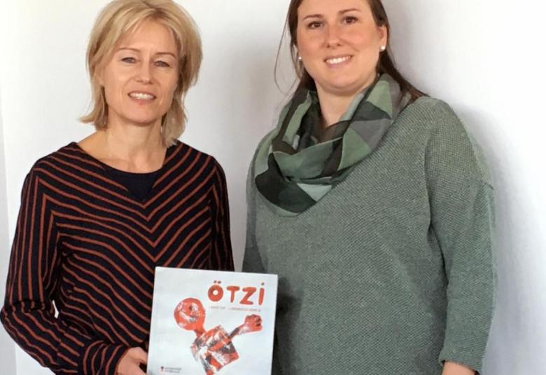 Elisabeth Kößler übergabe das Ötzi-Buch an Rektorin Regine Mathies.