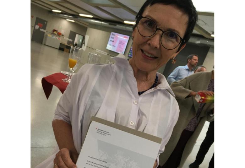 Caroline Abfalter wurde von Bundespräsident Alexander van der Bellen der Titel der Regierungsrätin verliehen.