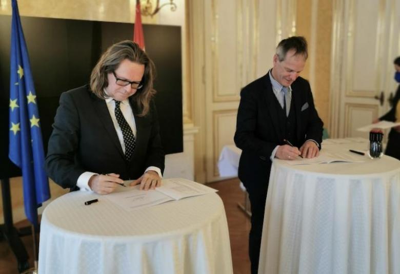 Bundesminister Martin Polaschek und Rektor Thomas Schöpf unterzeichnen und präsentieren den ZLP