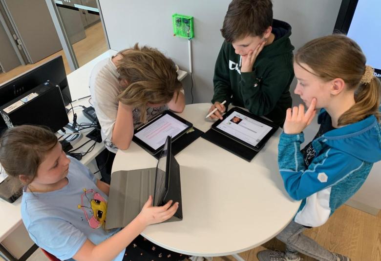 Im Rahmen des MINKT-Unterrichts begegneten sich Tiroler und Vorarlberger Schüler:innen und Lehrpersonen.