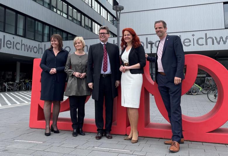 Bundesminister Martin Polaschek, Landesrätin Hagele und Rektorin Regine Mathies besuchten die Praxismittelschule