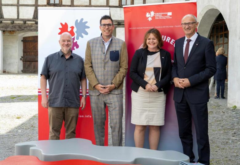 Der Direktor der Tiroler Landesmuseen Andreas Rudigier mit den Ehrengästen des Euregio-Kids-Abschlussfestes.n