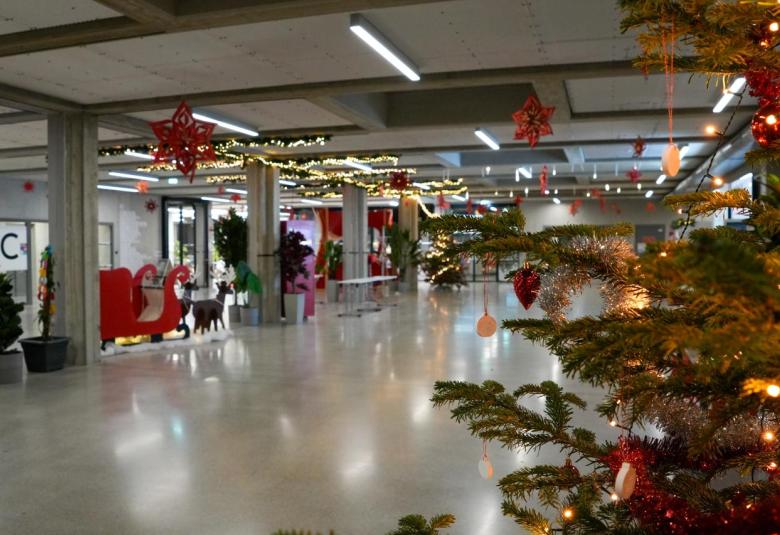 weihnachtlich geschmücktes Foyer der PHT