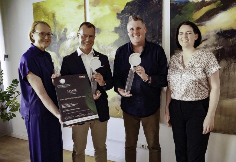 WK-Präsidentin Barbara Thaler und UBIT-Obfrau Sybille Regensberger gratulieren Klaus Schneider und Dieter Duftner zun großen Erfolg.