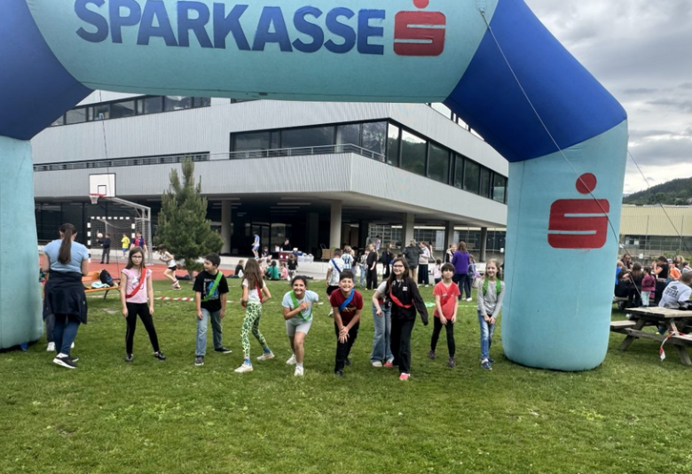 Schüler:innengruppe am Start