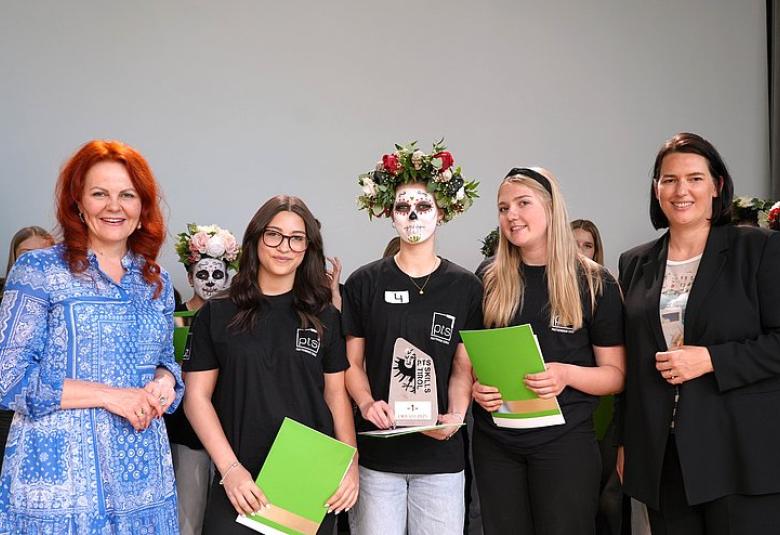 LRin Hagele (links) gratuliert gemeinsam mit Barbara Thaler, Präsidentin der Wirtschaftskammer Tirol (rechts), den Wettbewerbssiegerinnen im Fachbereich „Gesundheit/Schönheit/Soziales“.
