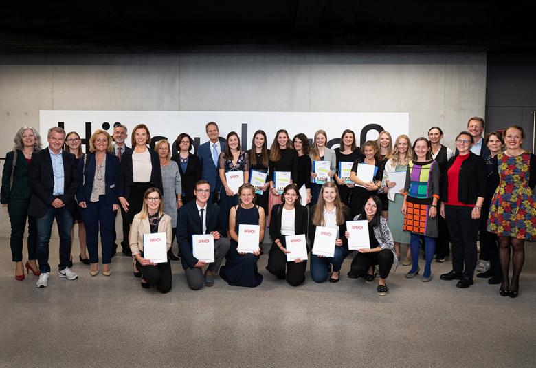 Die Absolvent:innen der Mastefeier mit ihren Betreuer:innen, Institutsleiterin IEP und Rektorat