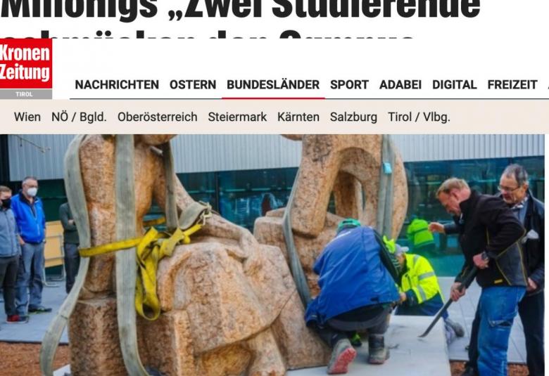Millonigs „Zwei Studierende“ schmücken den Campus