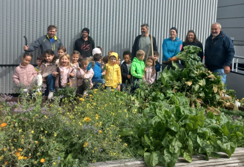 Gruppenbild beim Gartenbeet