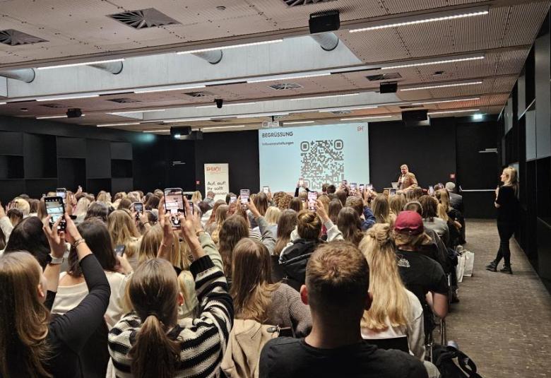 Erstsemestrige im großen Hörsaal