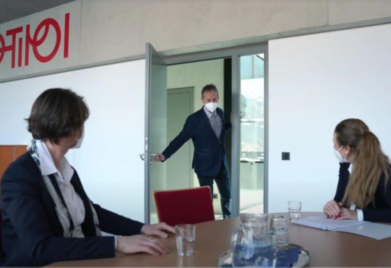 Rektor Thomas Schöpf nimmt die beiden Vizerektorinnen mit auf den Rundgang durch die PHT