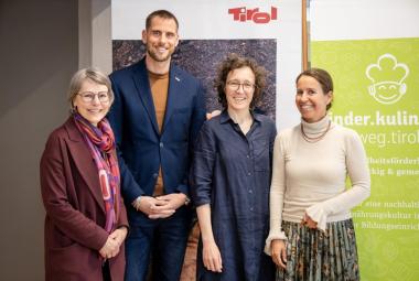 Der Fachdialog des kinder.kulinarik.weg.tirol wurde von der PH Tirol gemeinsam mit der Agrarmarketing Tirol organisiert. V.l.n.r. Gabriele Bogner-Steiner (PH Tirol), Matthias Pöschl (Geschäftsführer, Agrarmarketing Tirol), Ute Ammering (Agrarmarketing Tirol), Vizerektorin für Forschung und Entwicklung Cathrin Reisenauer (PH Tirol).
