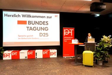 Rund 150 Teilnehmer:innen waren für die Tagung nach Innsbruck an die PH Tirol gekommen: Lehrer:innen, Schulleiter:innen, Mitarbeitende von (Pädagogischen) Hochschulen, von Bildungsdirektionen und Verbänden, Studierende des Lehramtsstudiums Primarstufe wie auch fachverwandter Studiengänge, beispielsweise der Elementarpädagogik oder der Lehramtsstudien in der Sekundarstufe, und alle am Thema Interessierten aus Tirol und dem gesamten deutschsprachigen Raum. 