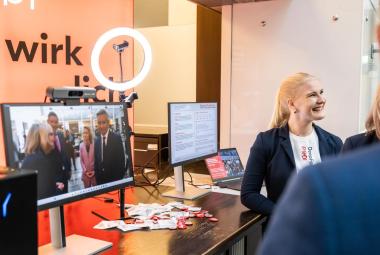 Die Studierenden zeigten den Minister:innen, wie Deepfakes und andere KI-Manipulationen in Bildern, Ton und Videos entstehen.