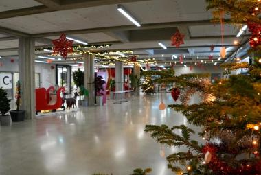 weihnachtlich geschmücktes Foyer der PHT