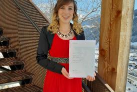 Bettina Bodner mit dem Würdigungspreis des BMBWF