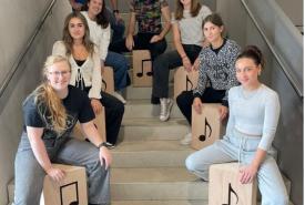 Stolz auf ihre fertigen Musikinstrumente