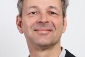 Das Bild zeigt den Vortragenden